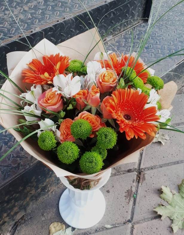 Букет цветов из: Герберы, Хризантемы, Альстромерии и Розы в Первомайский