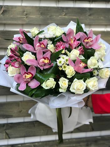 Букет цветов из: Розы и Хризантемы в Первомайский