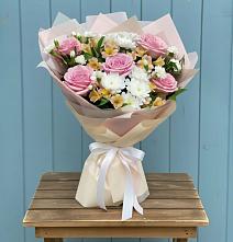 Букет цветов из:  Гвоздики, Орхидеи и Розы в Первомайский