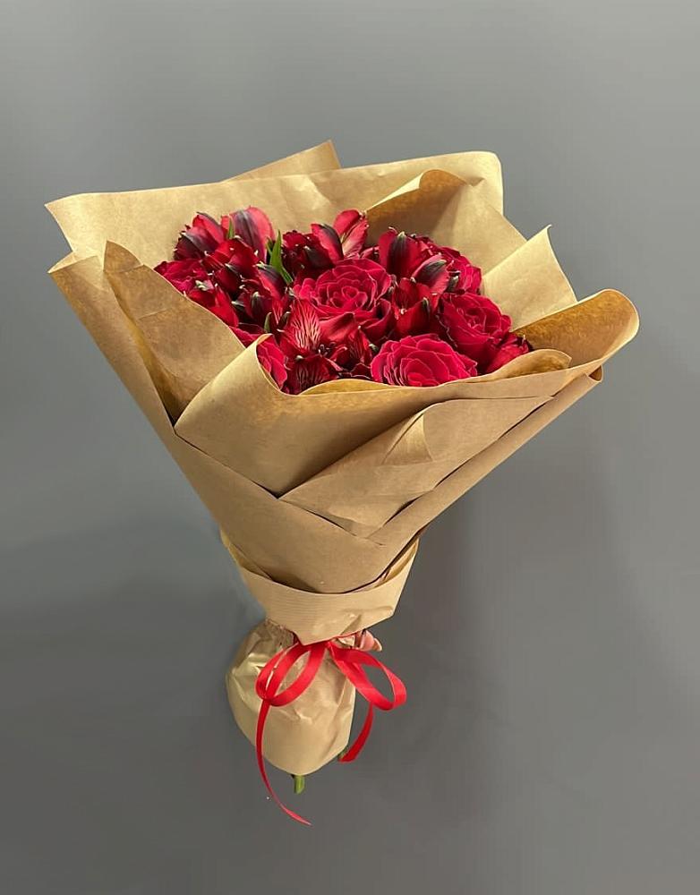 Букет цветов из: Альстромерии и Розы в Первомайский