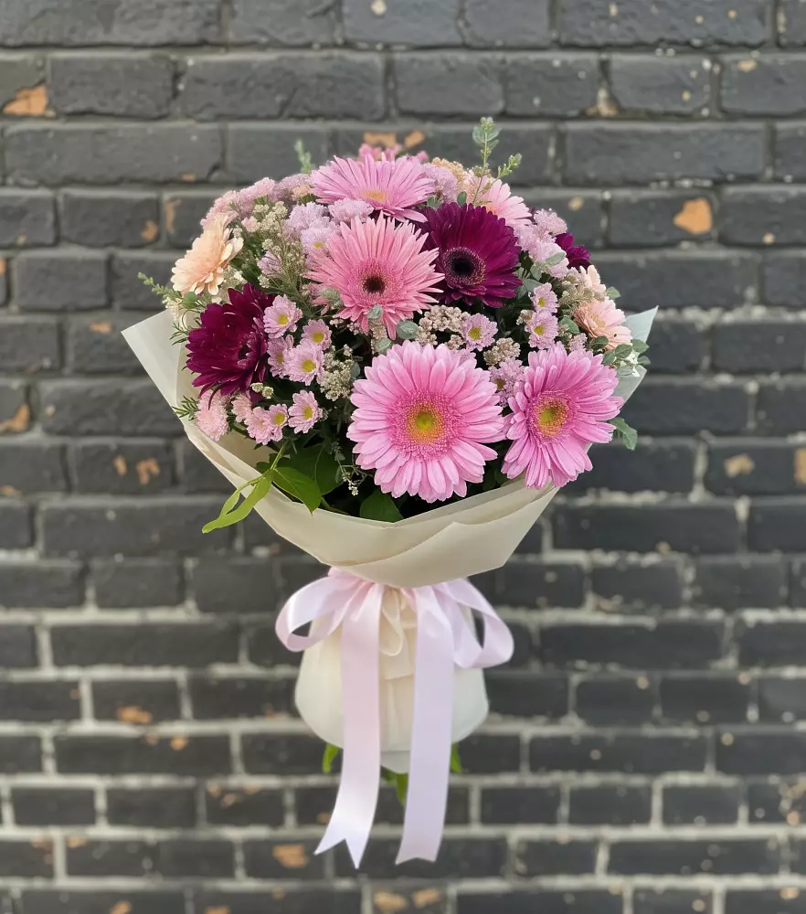 Букет цветов из: Герберы и Хризантемы в Первомайский