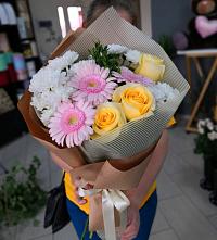 Букет цветов из:  Герберы, Розы и Хризантемы в Первомайский