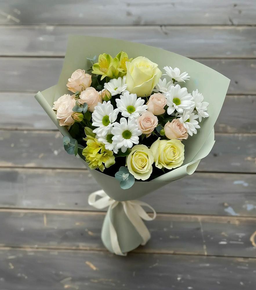 Букет цветов из: Альстромерии, Розы и Хризантемы в Первомайский