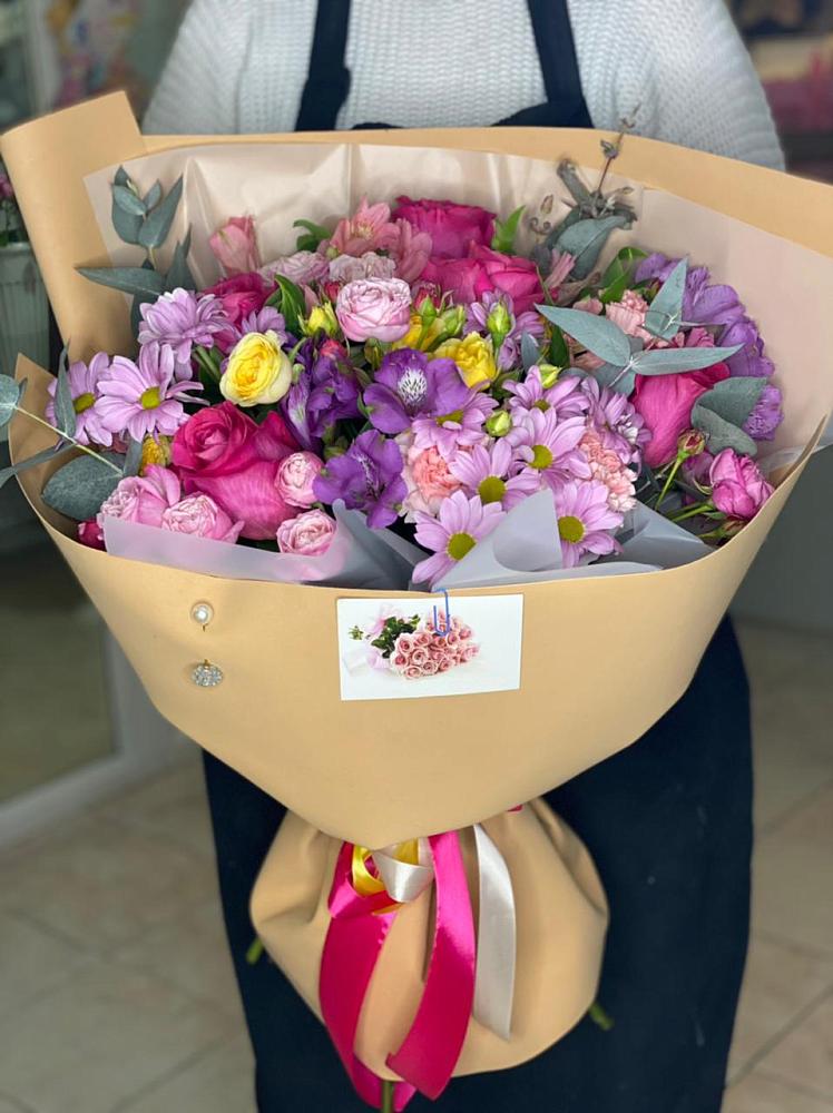 Букет цветов из: Хризантемы, Гвоздики и Альстромерии в Первомайский