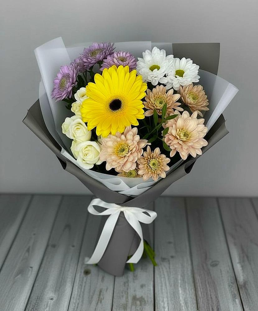 Букет цветов из: Розы, Герберы и Хризантемы в Первомайский