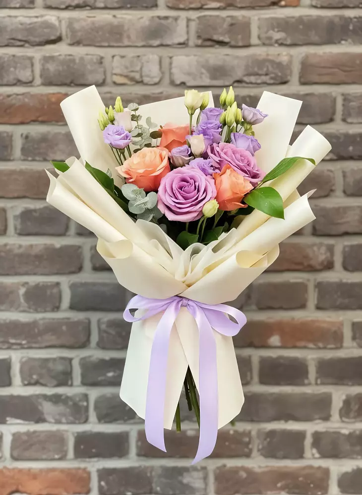 Букет цветов из: Лизиантусы и Розы в Первомайский