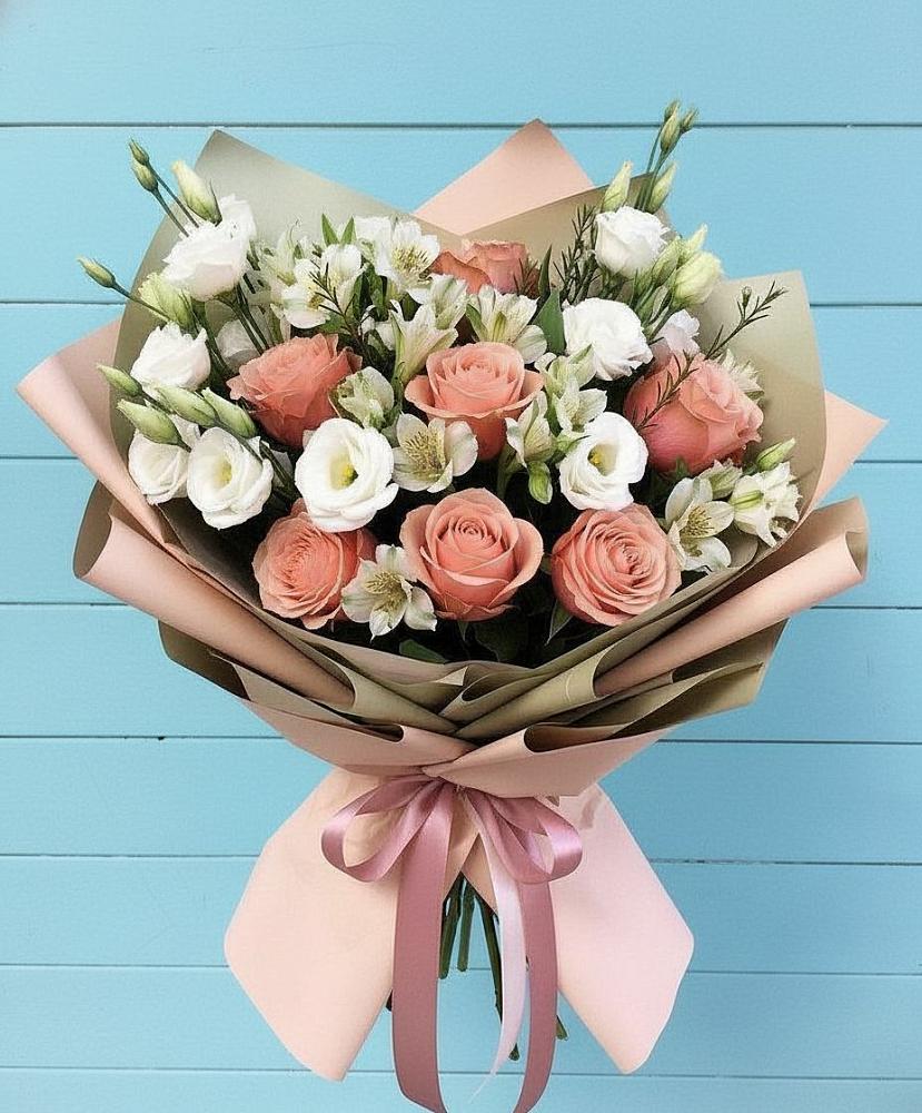 Букет цветов из: Розы, Альстромерии и Лизиантусы в Первомайский