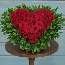 Цветочная композиция из Розы в виде сердца в Первомайский