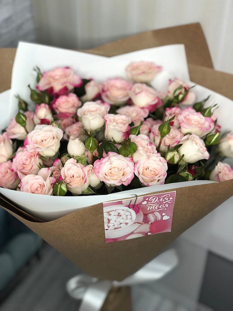 Букет цветов из: Розы в Первомайский