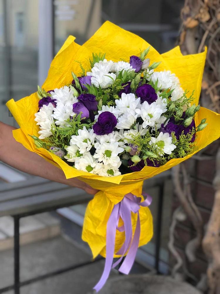 Букет цветов из: Ирисы, Хризантемы и Ромашки в Первомайский