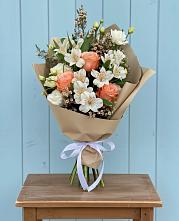 Букет цветов из:  Альстромерии, Лизиантусы, Розы и Хризантемы в Первомайский