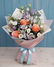 Букет цветов из:  Лизиантусы, Розы, Альстромерии и Гипсофила в Первомайский