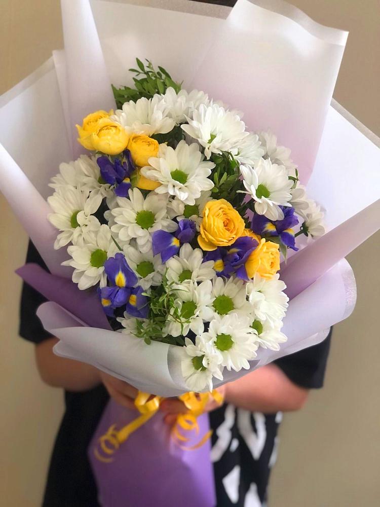 Букет цветов из: Ирисы, Хризантемы и Розы в Первомайский