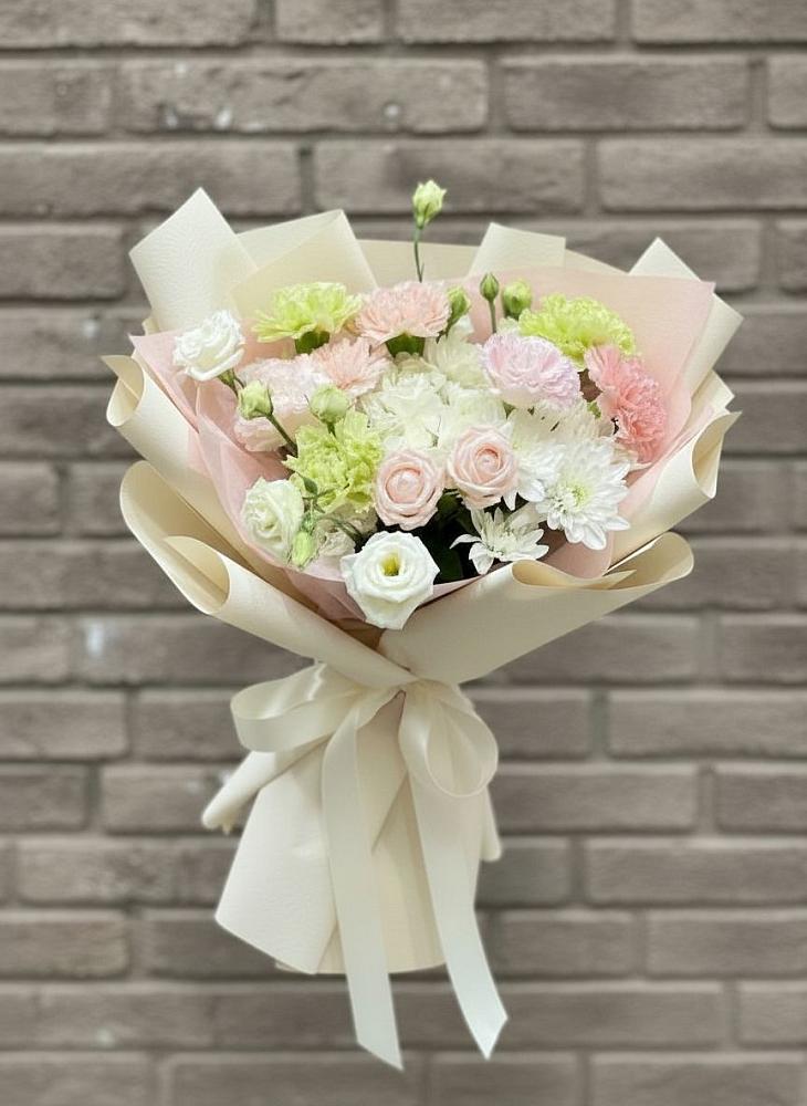 Букет цветов из: Гвоздики, Розы, Лизиантусы и Хризантемы в Первомайский