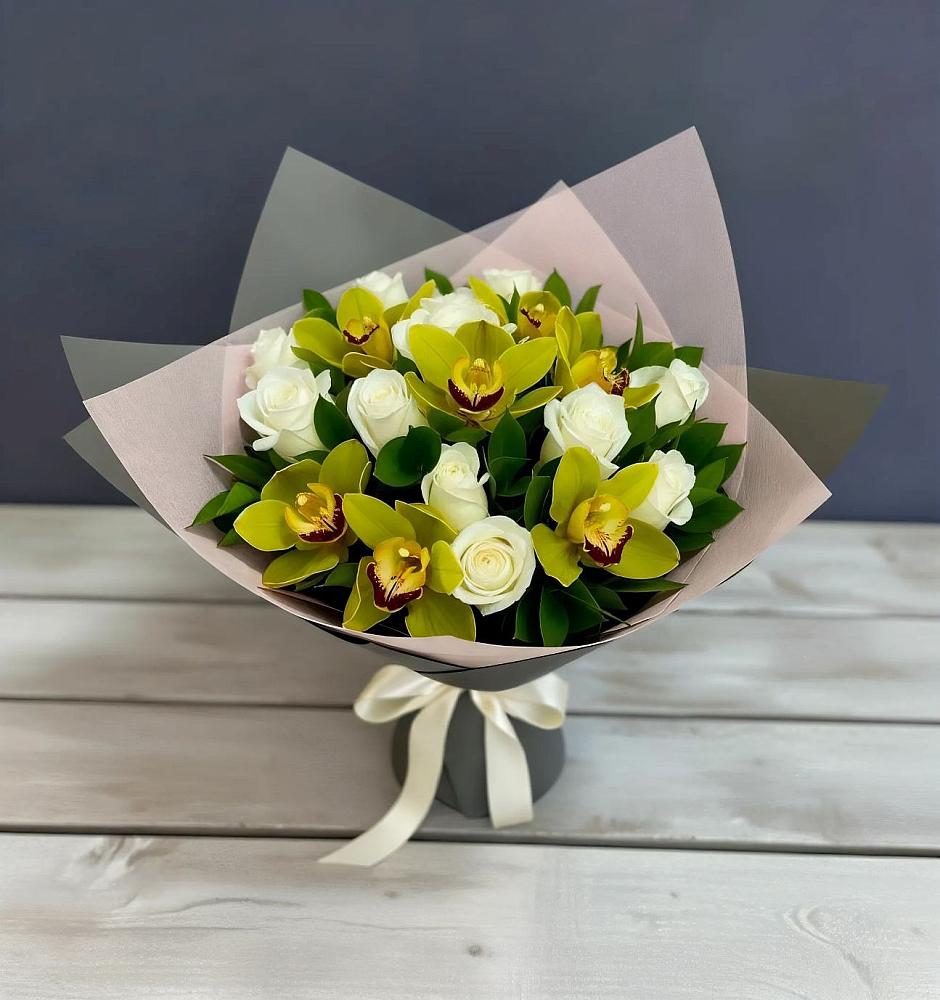 Букет цветов из: Орхидеи и Розы в Первомайский