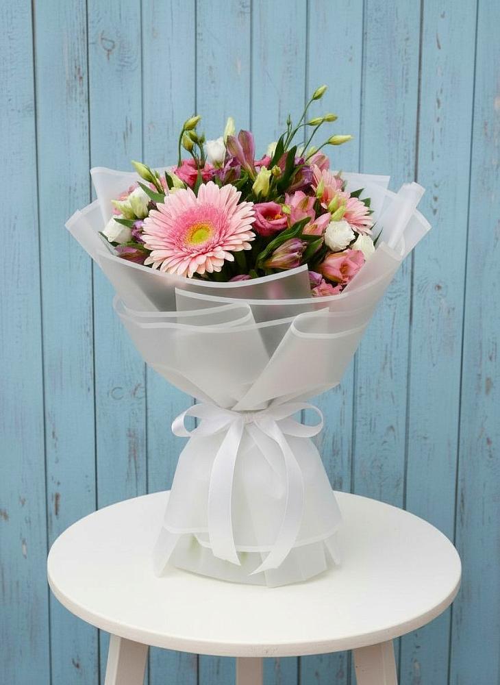 Букет цветов из: Герберы, Альстромерии и Лизиантусы в Первомайский