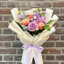 Букет цветов из:  Лизиантусы и Розы в Первомайский