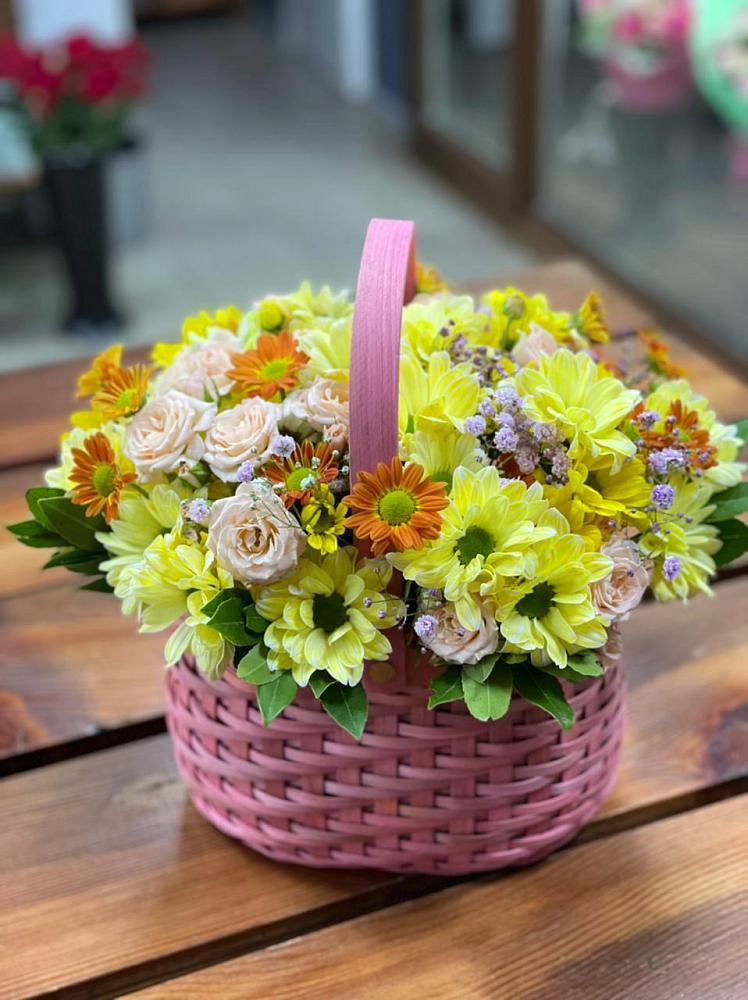 Цветочная композиция из Хризантемы и Розы в корзине в Первомайский