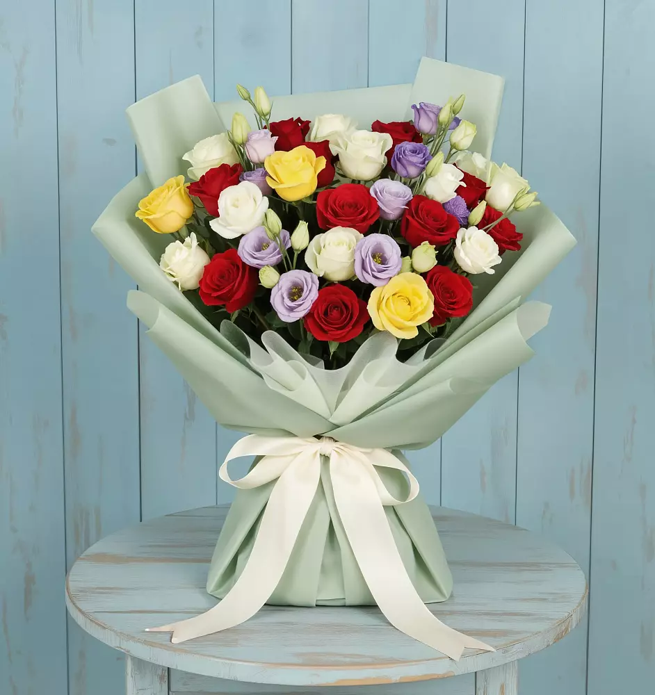 Букет цветов из: Розы в Первомайский