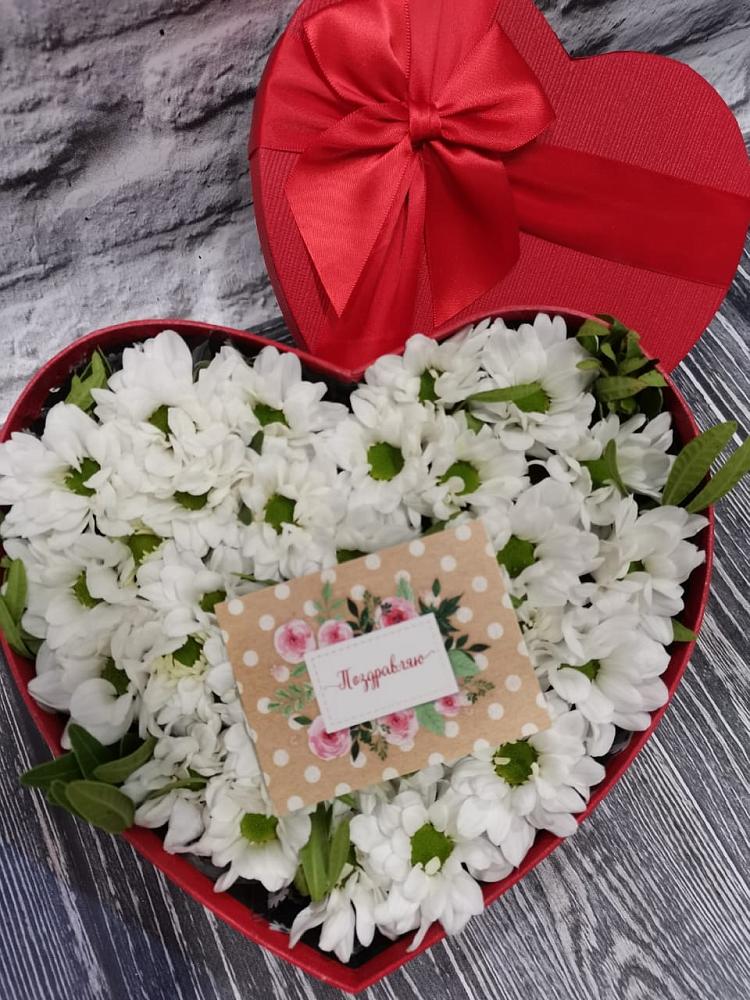 Цветочная композиция из Хризантемы в виде сердца в Первомайский