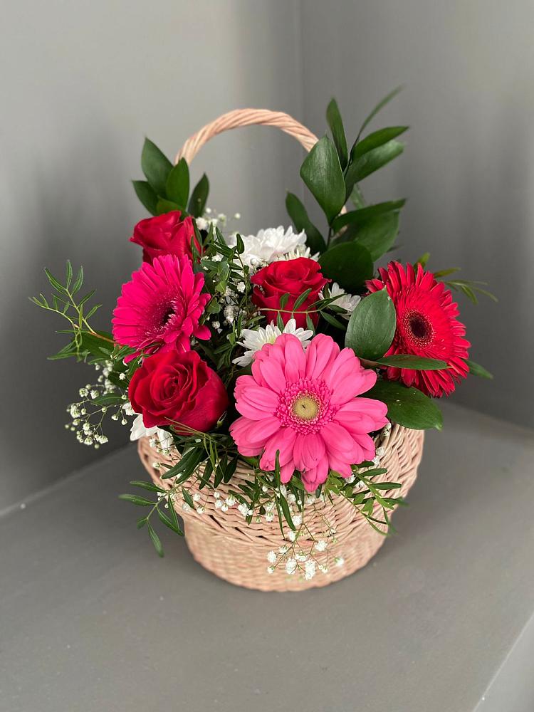 Цветочная композиция из Розы, Хризантемы и Герберы в корзине в Первомайский
