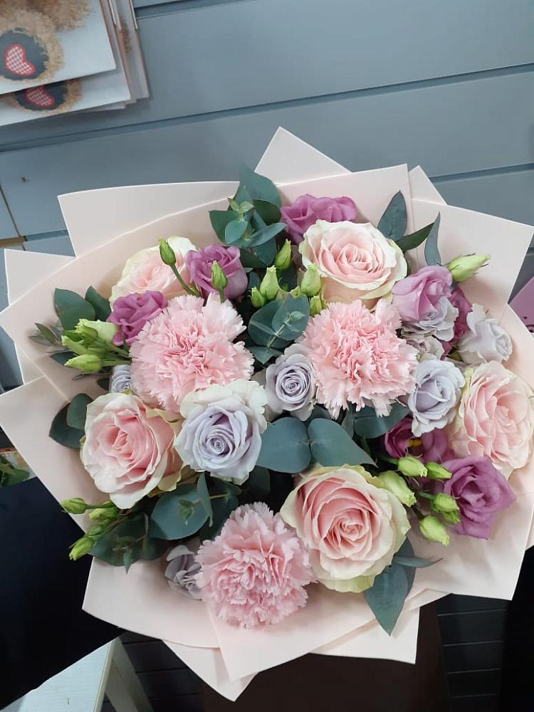 Букет цветов из: Розы, Гвоздики и Лизиантусы в Первомайский