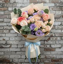 Букет цветов из:  Розы, Лизиантусы и Гвоздики в Первомайский