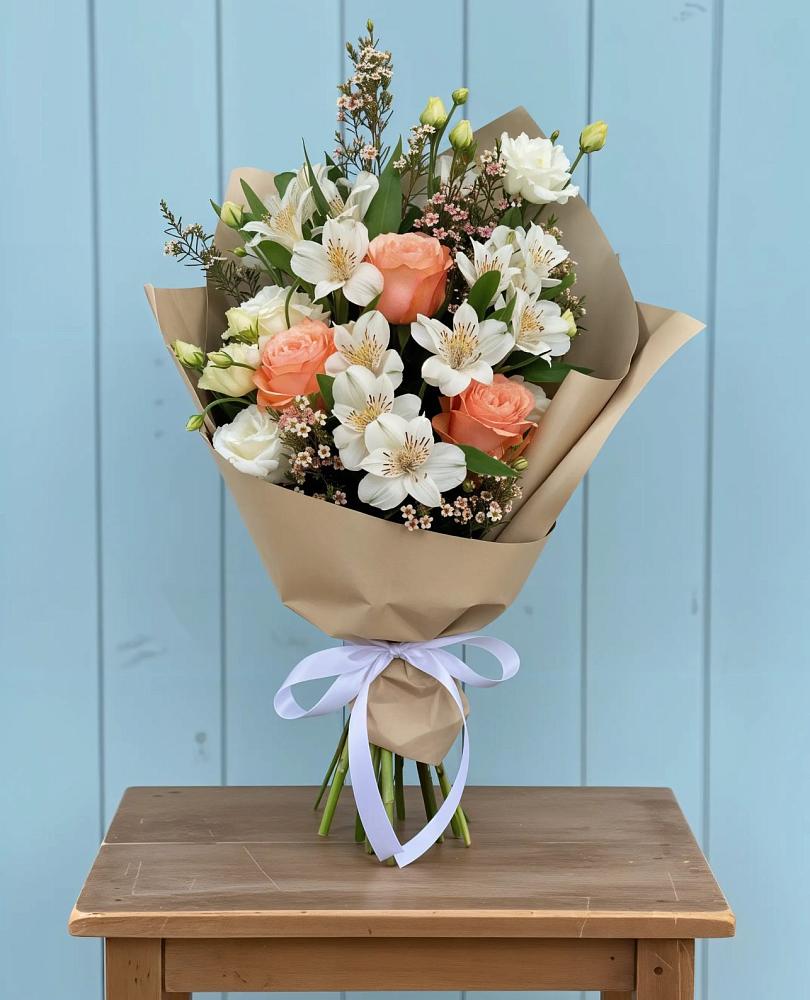 Букет цветов из: Альстромерии, Лизиантусы, Розы и Хризантемы в Первомайский