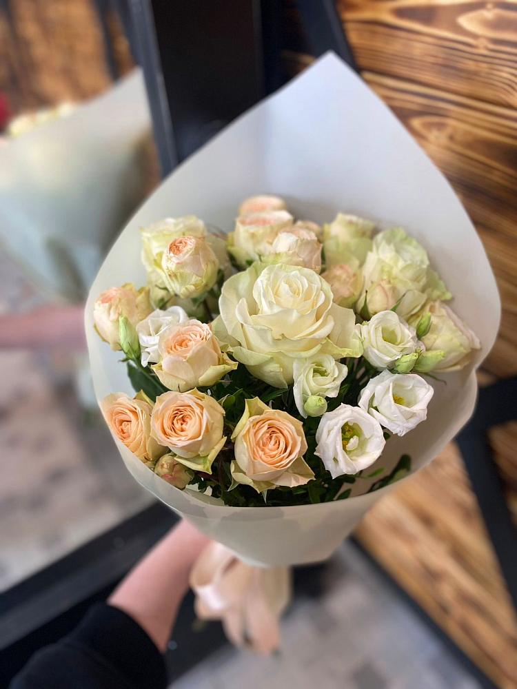 Букет цветов из: Розы и Лизиантусы в Первомайский