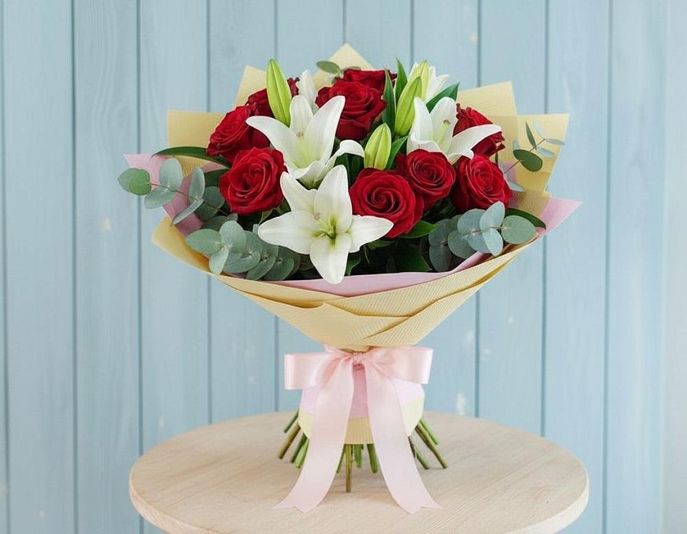 Букет цветов из: Лилии и Розы в Первомайский